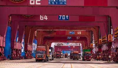 港外過節(jié) 港內(nèi)大干 職工過節(jié) 領(lǐng)導(dǎo)過關(guān)  山東港口青島港五一生產(chǎn)會戰(zhàn)   