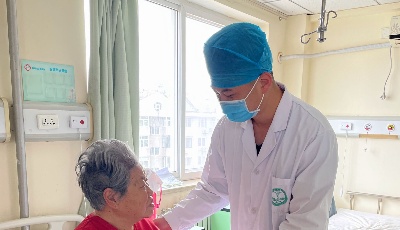 95后男护士的“天使心”   城运控股交运老年病医院男护士荆平爱心护理、真情奉献 