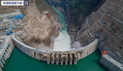 金沙江白鹤滩水电站首批机组正式投产发电 