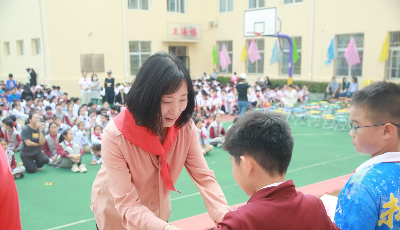 红领巾心向党  青岛文登路小学少先队吹响集结号