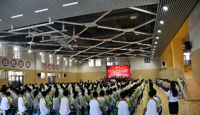 傳承紅色基因 感受磅礴力量  西海岸新區(qū)舉辦市青少年“紅色大講堂”活動(dòng)