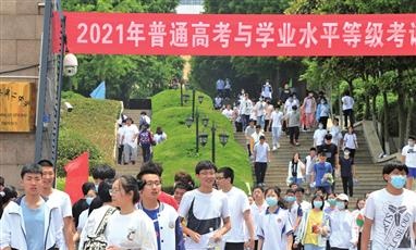 一年一度“趕考”，一屆一屆送考，高三老師賦詩送祝福“決定你未來的，絕不是那間考場”