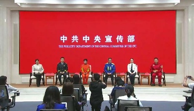 中共中央宣传部举行
“建设人民满意交通 我的岗位在一线”中外记者见面会