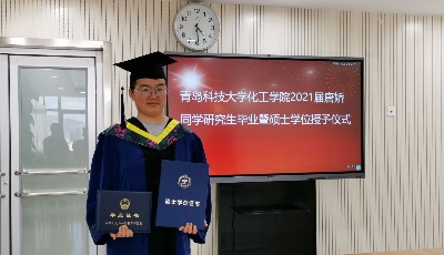 花季女孩因病缺席毕业典礼，学校为她一个人举办学位授予仪式