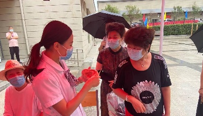 中心醫院專家進社區進行義診活動