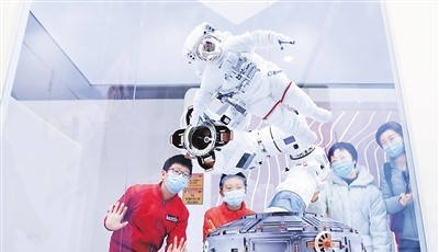 “飞天战袍”为出舱护航 保证3年15次出舱活动