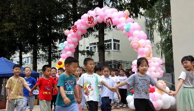 青岛重庆路第三小学开学典礼：红领巾相约2035 争做小小追梦人