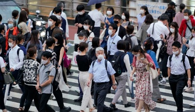 连续两天新增新冠确诊病例超2万例，日本拟扩大防疫紧急状态范围