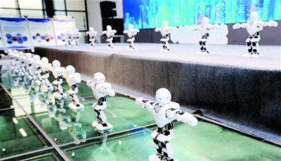 VR、机器人走进孩子课堂  青岛市发布全国首个中小学人工智能课程指导纲要 明年人工智能课程实现全覆盖  
