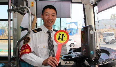 创城进行时，温馨巴士在行动