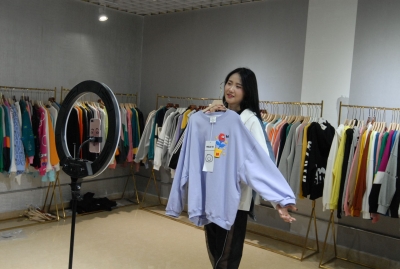 山东即墨：网上云直播  助力服装商户拓市场