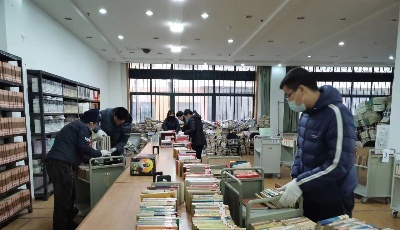 男子列車上欲對女乘客行不軌，他挺身而出將歹徒治服！面對感謝信，他說“我雖是一名普通的90后文旅人，但我愿做奔涌的后浪”