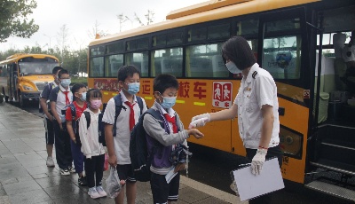 开学首日 城运控股交运温馨校车安全护航 15万学生顺利抵校