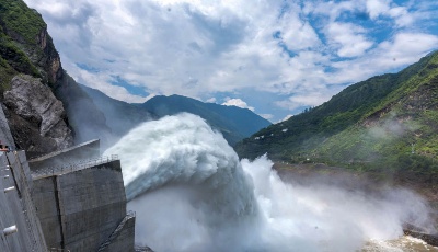 场面震撼！白鹤滩水电站泄洪洞工程启动试验性泄洪