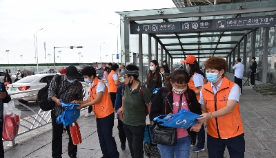 文明出行为青岛加分！青岛“洁万家”志愿服务队走进火车北站开展志愿服务活动  