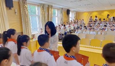 青岛文登路小学举行“新时代心向党•红领巾树先锋”少先队主题活动