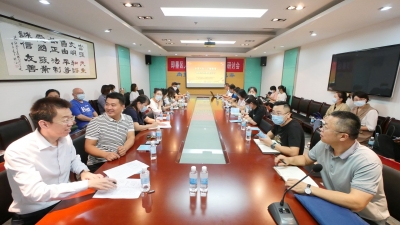 即墨区人社局为青年创业者送“册子”，纳“点子”，亮“路子”