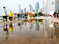 真实的幻境：雨后城市的“平行世界”