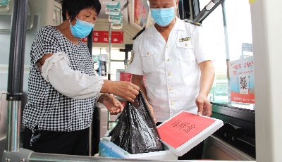  開海了，公交車上多了保鮮盒和購物袋