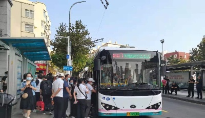 假期客流突增，城運(yùn)調(diào)配公交運(yùn)力保暢通
