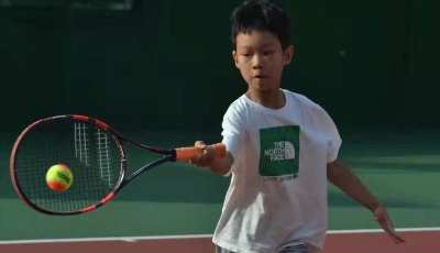 小選手們摩拳擦掌這項連續(xù)舉辦25屆的青少年網球賽事島城開拍