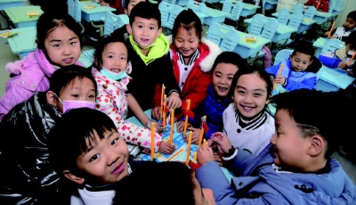 發展普惠幼兒園、建好中小學食堂……青島書寫小康路上的“教育答卷”配套幼兒園,吃上熱乎飯