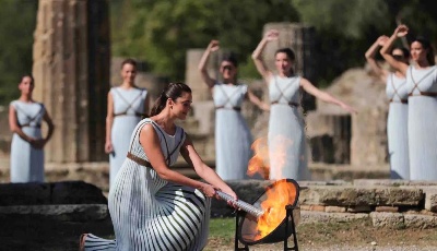 北京冬奥会火种在希腊成功点燃并开始传递