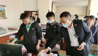 公司向多名员工借钱不还当老赖  市南法院当场搜出现金30余万元