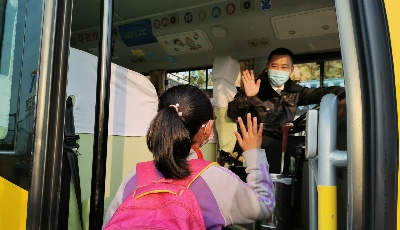 “首席校車駕駛員”張林林：為“未來”一路護航