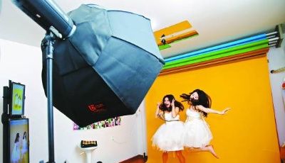 年轻人涌入自拍馆  “颜值经济”跑出新赛道