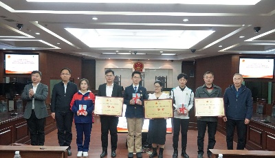 小學(xué)生變身“大法官” 青島舉行青少年憲法宣傳教育