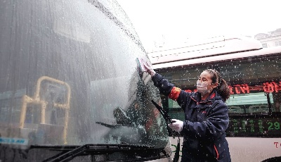 島城迎來首場雨夾雪 公交多舉措保障市民出行