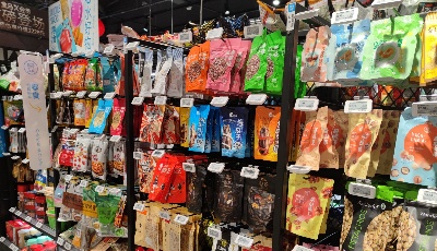 赛道竞争升级 网红零食加速转型