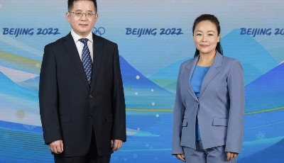 北京冬奥组委新闻发言人赵卫东、严家蓉亮相