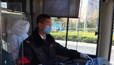 为生命礼让！青岛温馨巴士45度让行救护车获点赞