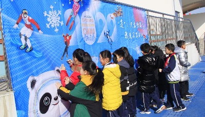 阳光少年手拉手同心共筑中国梦