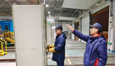 新春走基层丨夜访地铁检修工：披星戴月“把脉”钢轨，铺就列车“安全路”