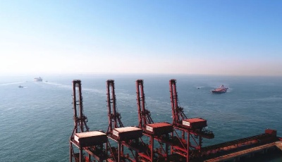 青岛港董矿公司首创全国矿石船舶“套泊热接”作业新模式