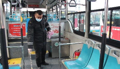 车厢消杀无死角 城运控股交运温馨巴士保障市民安全出行