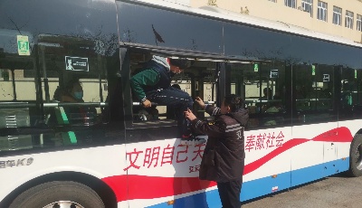 公交车开进校园 流动的“巴士课堂”开讲啦！