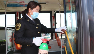  流感多发季 青岛温馨巴士启动“白手套”行动打造无菌车厢