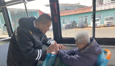 公交场站来了位“特殊”乘客 工作人员助其找到回家的路