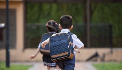 教育部：幼儿园不提前教授小学课程，户外活动不少于2小时