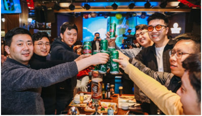 花式打卡冰墩墩！消费者齐聚青岛啤酒举杯共庆北京冬奥会