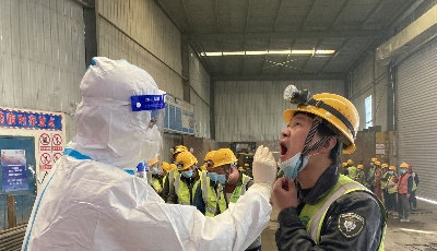 青島市南區(qū)江蘇路街道深入廠礦企業(yè) 施工現(xiàn)場有了核酸檢測點