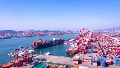 巨轮接踵靠泊，山东港口青岛港装卸生产繁忙有序