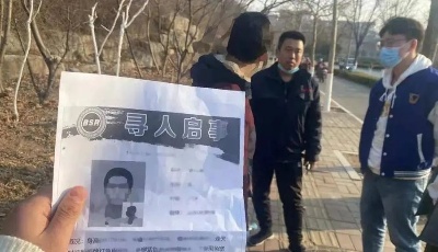 4位大学生乘出租车返校，途中往窗外一瞥……太巧了！ 