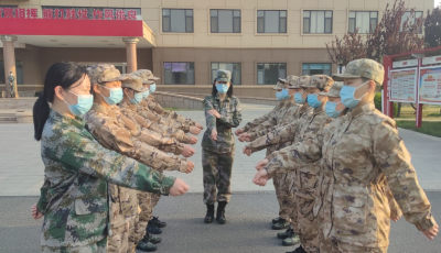 红妆难掩武装威  巾帼从不让须眉