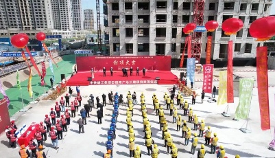 在建“巨无霸”首栋封顶！中铁建工助力回迁群众“安居梦”