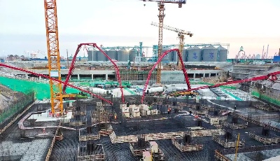 50多个小时昼夜奋战！山东港口航运金融中心顺利完成首次基础大体积混凝土浇筑  